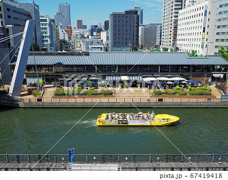 水都大阪 キャナルテラス堀江前の道頓堀川を行く観光船 水都大阪 キャナルテラス堀江前の道頓堀川を行く観光船 67419418