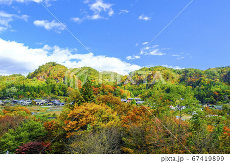 紅葉の赤岩集落と山並み 67419899