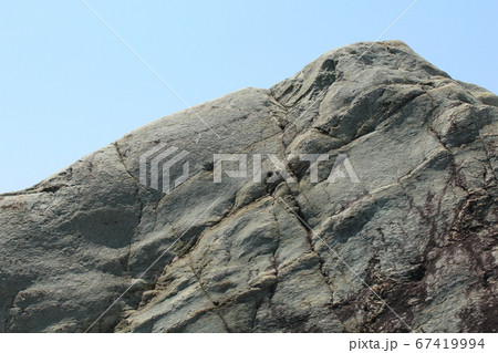 荒い岩肌 67419994
