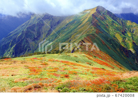 紅葉と霧の稜線 67420008