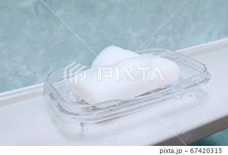 お風呂場に置かれた濡れた泡のついた石けん 67420315