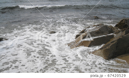 砂浜の奇岩に打ち寄せる白波と笹川流れの日本海 67420529