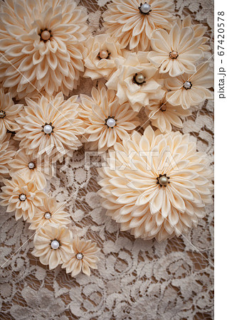 ベージュのつまみ細工の花 ベージュのつまみ細工の花 67420578