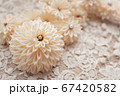 ベージュのつまみ細工の花 67420582