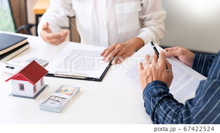Real estate agents explain the document for 67422524