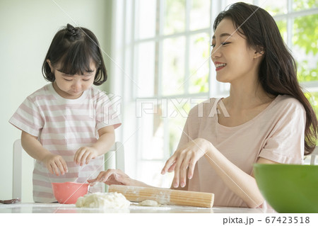 ママ 母 お母さん 67423518