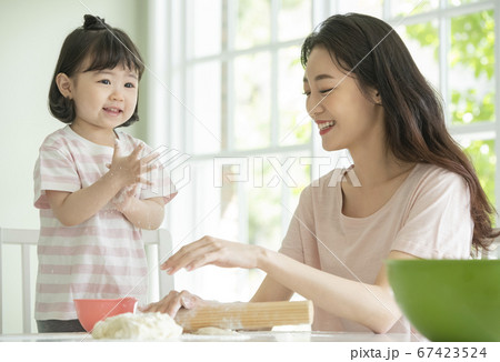 ママ 母 お母さん 67423524