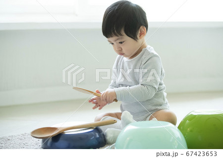 赤ちゃん 子供 リビングルーム 67423653