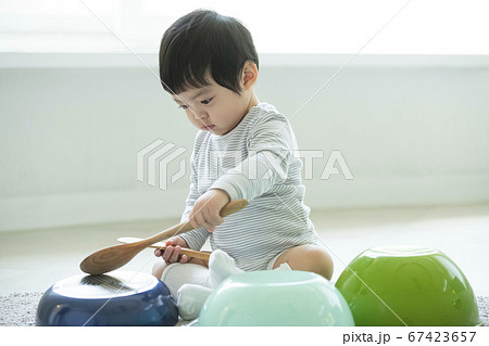 赤ちゃん 子供 リビングルーム 67423657