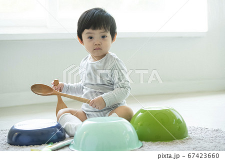 赤ちゃん 子供 リビングルームの写真素材