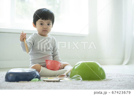 赤ちゃん 子供 リビングルーム 67423679