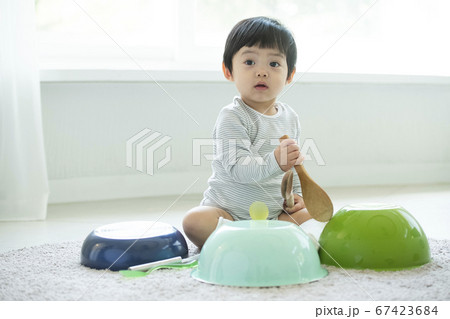 赤ちゃん 子供 リビングルーム 67423684