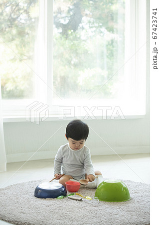 赤ちゃん 子供 リビングルーム 67423741