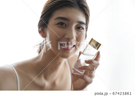 スキンケアをする女性 67423861