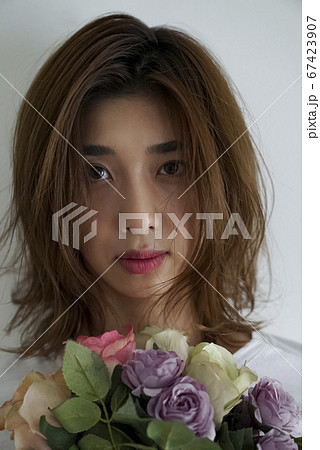 花を持つ女性のポートレート 67423907