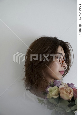 花を持つ女性のポートレート 67423953