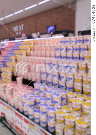 スーパーマーケットのインスタント食品売場のぼかしイメージ スーパーマーケットのインスタント食品売場のぼかしイメージ 67424605