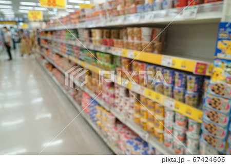 スーパーマーケットのインスタント食品売場のぼかしイメージ 67424606