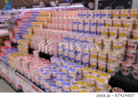 スーパーマーケットのインスタント食品売場のぼかしイメージ 67424607