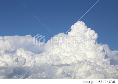 青空と白い雲 67424636