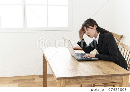 パソコンの入力で悩む若い女性 パソコンの入力で悩む若い女性 67425003