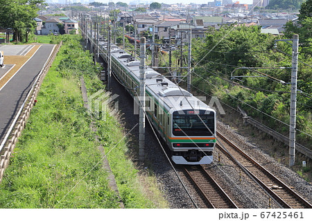 埼玉県蓮田駅付近を走行する通勤電車 67425461