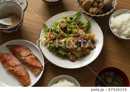焼き鮭と、蛸とジャガイモのアヒージョの食卓 67426150