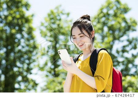 スマホを操作する若い女性 スマホを操作する若い女性 67426417