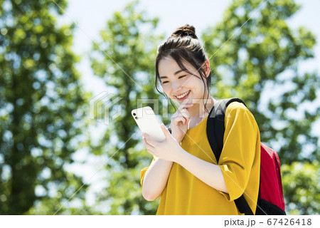 スマホを操作する若い女性 スマホを操作する若い女性 67426418