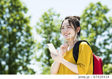 スマホを操作する若い女性 スマホを操作する若い女性 67426419