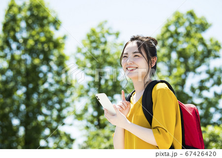 スマホを操作する若い女性 スマホを操作する若い女性 67426420