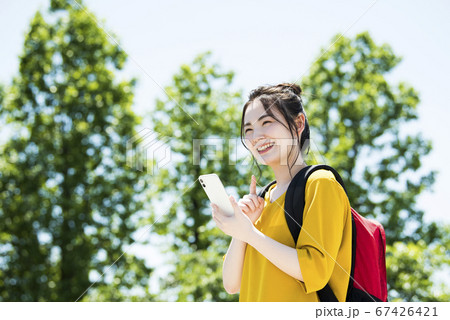 スマホを操作する若い女性 スマホを操作する若い女性 67426421