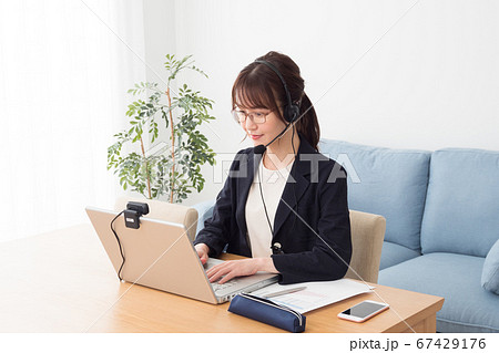 テレワークで仕事をする女性 67429176