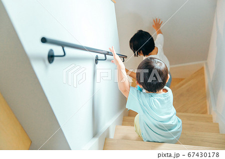 女の子と男の子の子供たちが階段を降りている　kids home  67430178