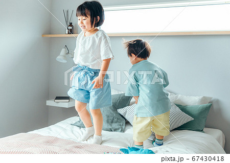 女の子と男の子二人でベッドで遊んでいる 兄弟 home family kids 女の子と男の子二人でベッドで遊んでいる 兄弟 home family kids 67430418