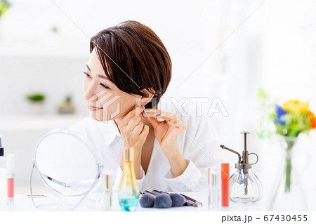 ミドル女性がおしゃれをしているシーン 67430455