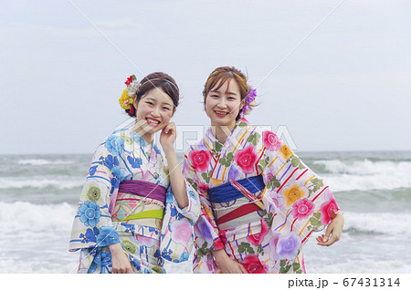 海をバックに散歩する二人の浴衣の女性 海をバックに散歩する二人の浴衣の女性 67431314