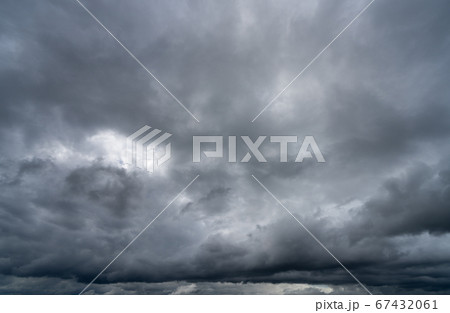 大雨の雲と暗い空_背景素材 67432061