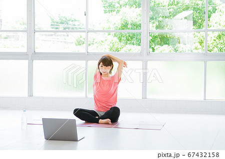 オンラインでストレッチをする若い女性 オンラインでストレッチをする若い女性 67432158