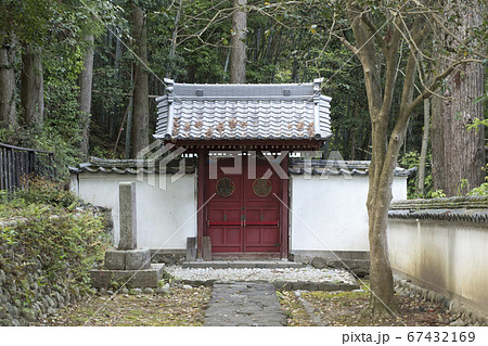 二俣城下の清瀧寺に残る信康の墓 二俣城下の清瀧寺に残る信康の墓 67432169
