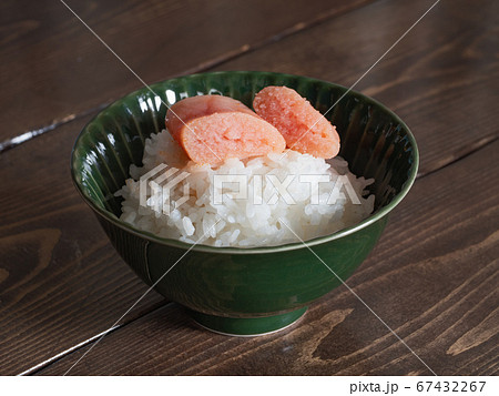一口サイズに切った明太子を乗せたご飯。 一口サイズに切った明太子を乗せたご飯。 67432267