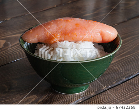 美味しい辛子明太子を一本乗せたご飯。 美味しい辛子明太子を一本乗せたご飯。 67432269