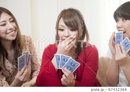 トランプで遊ぶ女性 67432369