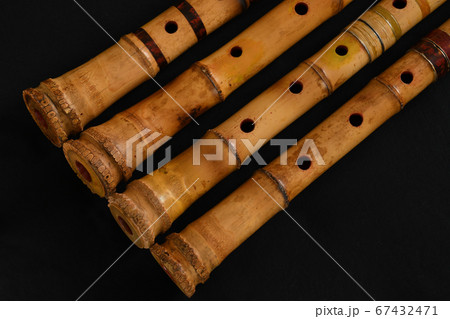 尺八 和楽器 背景黒の写真素材 [67432471] - PIXTA