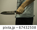 包丁を持っている男性 67432508