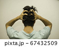 悩んでいる男性 67432509