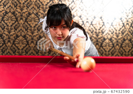 ビリヤードを楽しむ若い女性 67432590