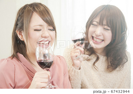ワインを飲む女性 ワインを飲む女性 67432944