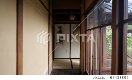 伝統的な数奇屋建築の廊下 伝統的な数奇屋建築の廊下 67433395