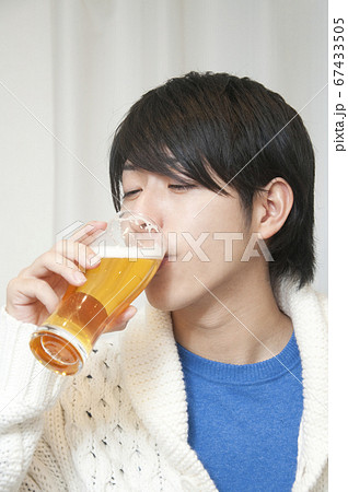 ビールを飲む男性 ビールを飲む男性 67433505